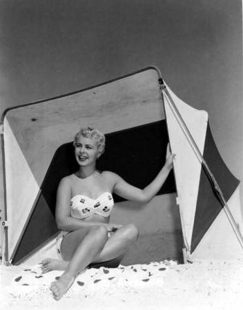 Los peinados de los 50, tan emblemáticos de la época como este temprano bikini, decorado con lunares.
