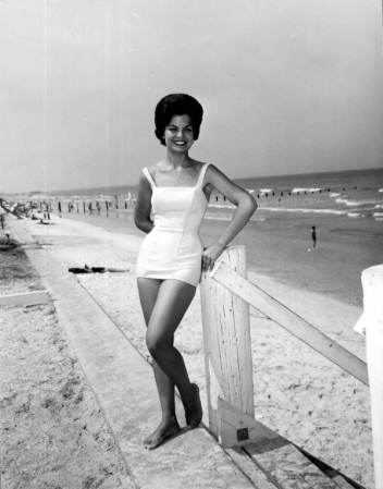 La foto es para recordar, igual que el peinado. Se trata de Adelaide Smith, Miss Mayport Naval Station, Jacksonville Beach, 1962.
