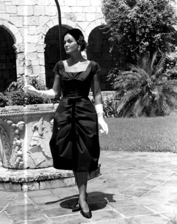 Una modelo se pasea en 1959 por el Monasterio Español de North Miami Beach, usado entonces y usado ahora por fotógrafos para enmarcar la belleza femenina.