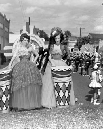 ¡Mujeres flamencas! Otra imagen del Festival de Gasparilla cercano a Tampa (1952).
