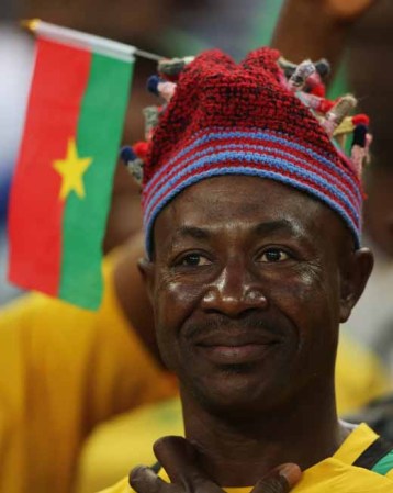 Burkina Faso cuenta también con él. La bandera por todo lo alto.