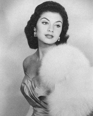 Gladys Zender en traje de noche.
