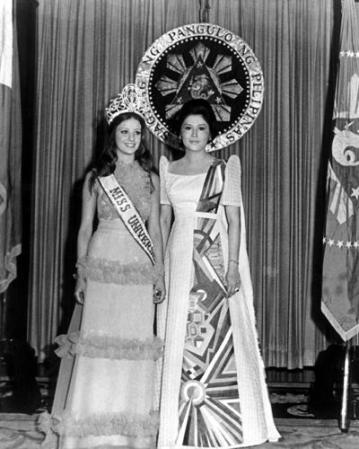 Dato Interesante: primera y única reina que renunció a la corona. Sin embargo, no fue remplazada. En la foto con la ex-primera dama de Filipinas Imelda Marcos.