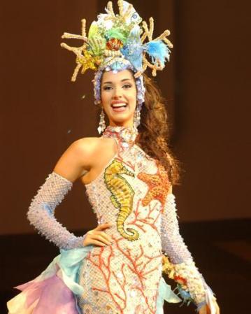Amelia en traje típico.<br /><br /><br />Todas las fotos menos las de Zuleyka Rivera son exclusivas y con derechos reservados de The Miss Universe Organization.