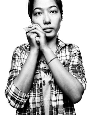 Evie Liu, que fue llevada de contrabando a Estados Unidos cuando tenía 18 años. No ha visto a su familia en casi cinco años. Los coyotes prometieron que podría ir fácilmente a Estados Unidos, ganar dinero y ayudar a sus padres. En cambio, Evie indicó que tuvo que soportar un viaje tortuoso. Los coyoes le dijeron que les debía $98.000. Con la ayuda de un abogado sin fines de lucro, Evie obtuvo una visa "T" como víctima de trata. Trabaja en restaurantes chinos para pagar su deuda.