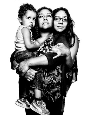 Melida Ruiz, abuela de 52 años, fotografiada con su hija Mercedes, de 19 años, y su nieto Christopher de un año. Melida, residente permanente, ha vivido en Estados Unidos desde 1981. Melida fue detenida por las autoridades de inmigración por siete meses en 2011. Fue convicta en 2002 por un delito menor de narcotráfico. Su única condena en más de 30 años de residencia. Un juez canceló su deportación. Los meses de detención lejos de su familia fueron difíciles. Consideró aceptar ser deportada voluntariamente. "Lo único que me mantenía fuerte eran mis hijos", dijo.