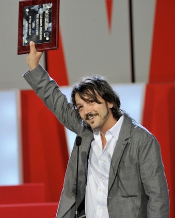 En el 2010, Diego Luna aparece durante en un evento en San Sebastián, España, con su look de costumbre.