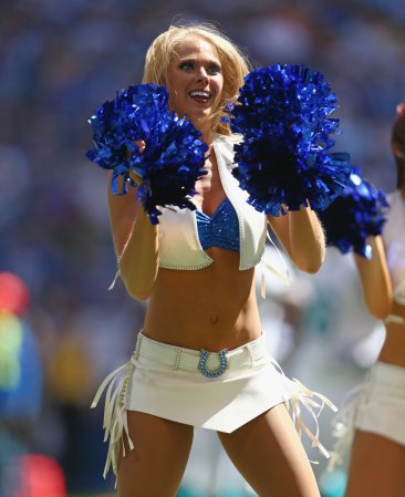 Las porristas de la NFL y del "football" universitario asombran con su belleza y su energía.