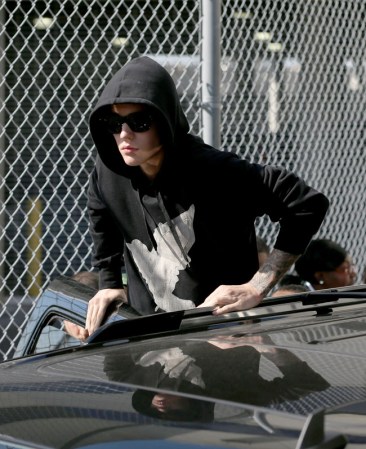Momento en que Bieber sale de la cárcel