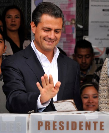 Aquí vemos cómo el candidato deposita el voto en la urna.