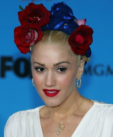 El look de Gwen Stefani parecía inspirado en los trajes típicos que acostumbraba lucir la pintora mexicana Frida Kahlo, al menos en el adorno del cabello.