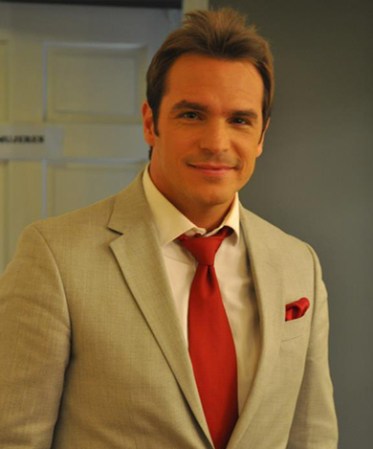 El actor peruando Ismael La Rosa es Simón, en Marido en alquiler.