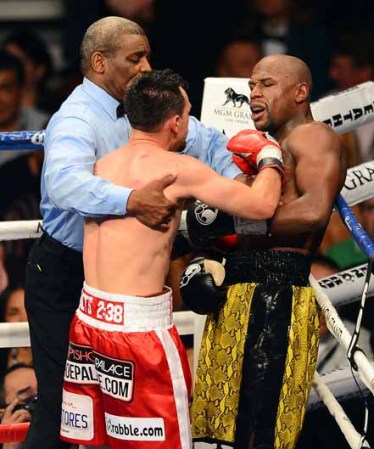 El pugilista Floyd Mayweather retuvo el título del peso welter del Consejo Mundial de Boxeo (CMB) al vencer por decisión unánime a Robert Guerrero.
