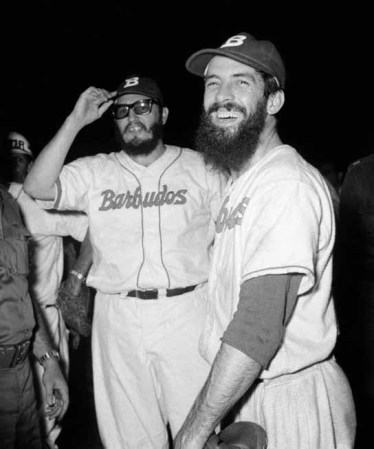 24 de Julio de 1959: Fidel Castro cono el uniforme de los "Barbudos" celebró un partido conmemorativo en el estadio del Cerro. Camilo Cienfuegos fungió como su compañero de batería en aquel encuentro.