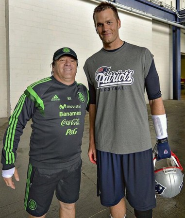 A poco no luce adorable en esta fotografí con Tom Brady