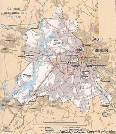 Mapa de Berlín y sus alrededores, una ciudad rodeada por territorios de la antigua República Democrática de Alemania.
