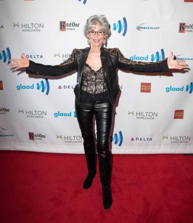 Beso explosivo entre J.Lo y Rita Moreno.