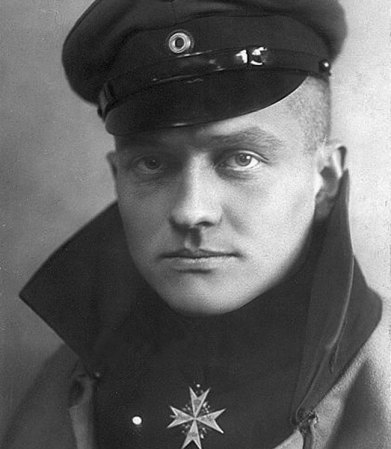 El temible Barón Rojo (Manfred Albrecht Freiherr von Richthofen) de la fuerza aérea alemana durante la I Guerra Mundial falleció el 21 de abril de un disparo proveniente de un caza enemigo al que perseguía.
