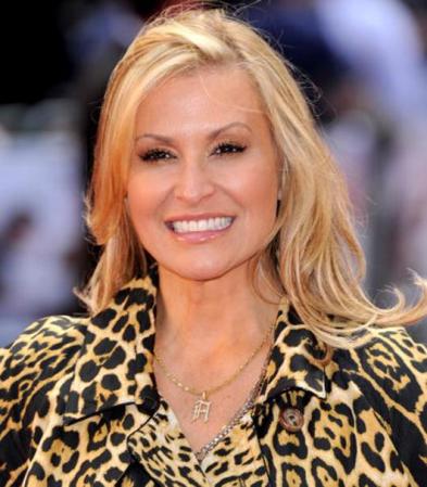 Anastacia: La cantante estadounidense venció el cáncer de mama en 2004 y desde entonces ofrece un mensaje de esperanzador a otras mujeres con la misma enfermedad. Inmediatamente después de curarse, creó la “Fundación Anastacia”