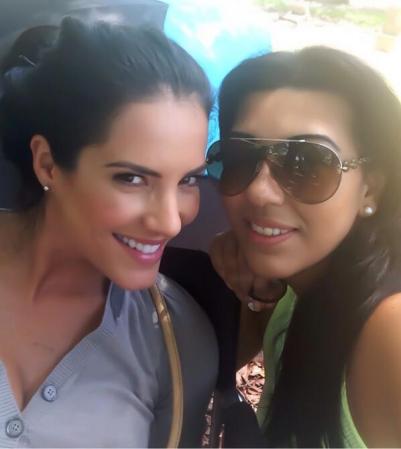 Gaby Espino con Jessica Mejía, maquillista y peinadora profesional.