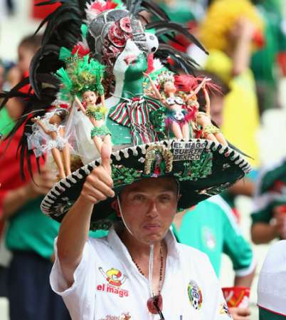 Los fans del partido de México contra Brasil también fueron parte del espectáculo.