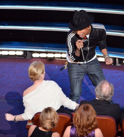 Pharrell Williams bailó con algunas celebridades.