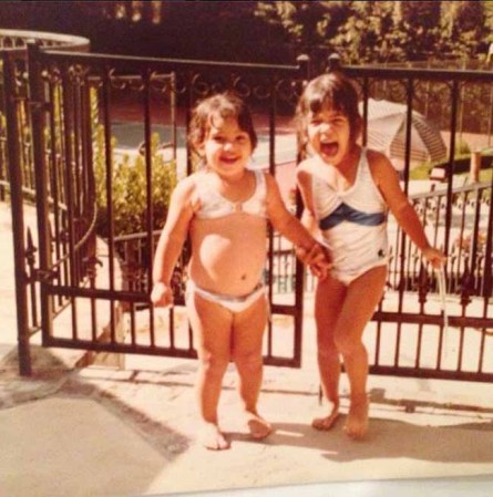 Kim Kardashian con su hermana Kourtney cuando eran niñas.