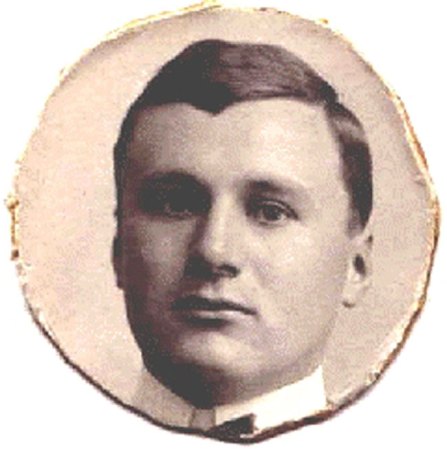 Thomas Etholen Selfridge fue el primer ser humano en morir en un accidente aéreo. Perdió la vida al viajar de pasajero en un avion pilotado por el inventor Orville Wright en Fort Myers, Florida, durante un vuelo de demostración el 17 de septiembre de 1908. Orville Wright sobrevivió.