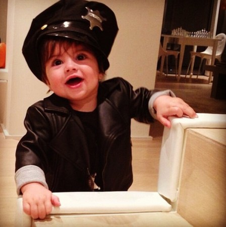 "¡Bebé policía! Happy Halloween!"