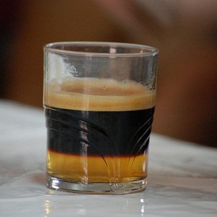 Carajillo, otra bebida típica de España que combina café con una bebida alcohólica, aguardiente de orujo, brandy o ron. Realmente delicioso para los amantes del café.