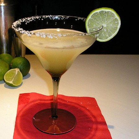 Margarita una bebida típica mexicana preparada con tequila, jugo de limón y triple seco, y servido por lo general con sal sobre los bordes del vaso. Es el coctel con tequila más vendido en el mundo.