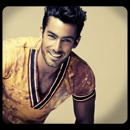 Aaron Díaz nació en 1982. Es actor, cantante y empresario mexicano, de Puerto Vallarta, Jalisco.