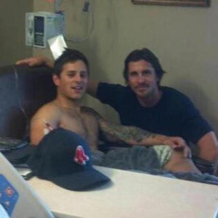 Carey Rottman, uno de los heridos el viernes durante una función de Batman, publicó dos fotos de él con Bale en su página de Facebook.
