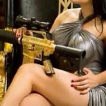 Fotos subidas en su cuenta de Twitter la muestran en mansiones, viajes a lugares exóticos, portando armas de grueso calibre y con sus tres hijos.