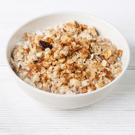 Granola con azúcar. La granola esta perfecta pero es la azúcar el problema. Una porción tiene más azúcar un pastelillo.