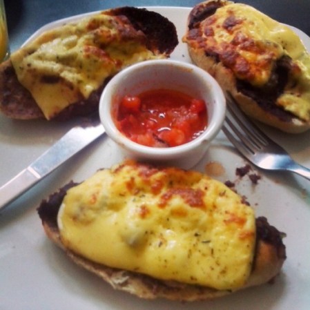 Con sabor mexicano, un desayuno típico de los universitarios. Molletes preparados con bolillo partido en mitades, frijoles refritos y queso gratinado, más una salsa.