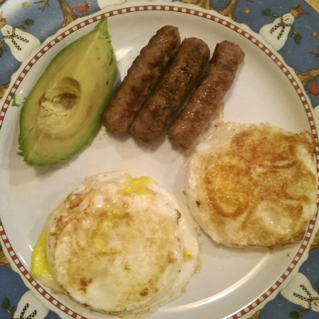 Huevo frito, salchicha de pavo y aguacate.