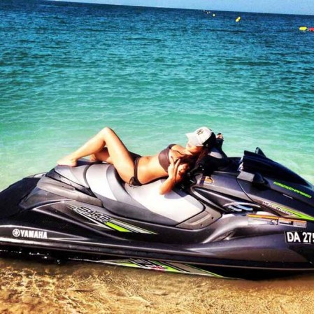 Y es que Benzema tiene que estar tranquilo porque tiene a su mejor musa en casa.