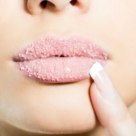 8. Prepara un poco de vaselina con sal o azúcar y haz un exfoliante. Puedes usarlo en los labios, con delicadeza, o utilizarlo en las zonas más ásperas, como los talones.