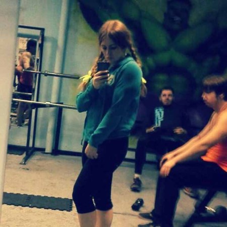 Julia aprovecha sus sesiones en el gimnasio para tomarse fotos con poses bien seys.