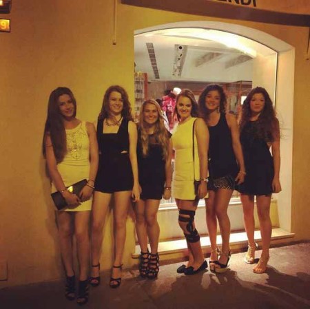 La chica pasa el verano entre playas, yates y salidas con amigas.