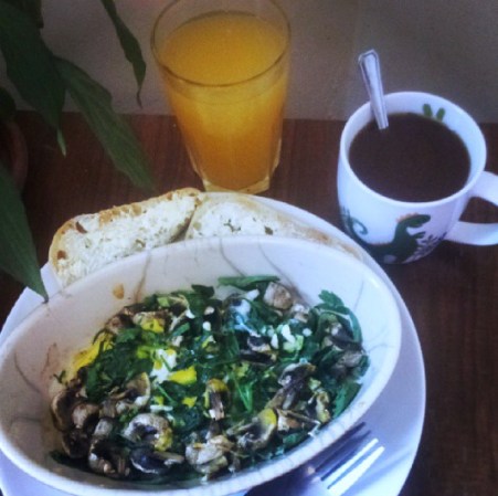 Ensaladas de champiñones y espinacas, jugo de frutos cítricos y café.