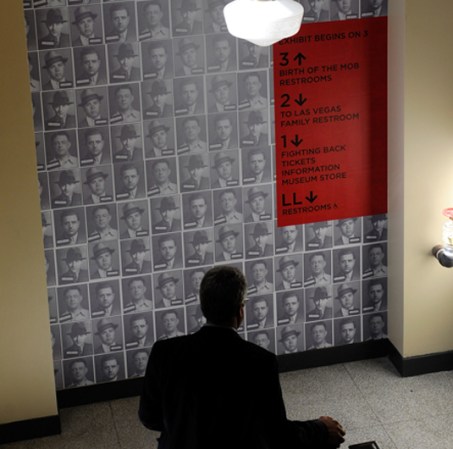 Un enorme poster cuelga en las escaleras con las fotos de decenas de mafiosos a través de los tiempos.
