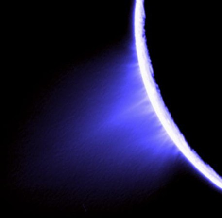 En esta imagen a contraluz se pueden observar las emanaciones de vapor que salen del satélite.