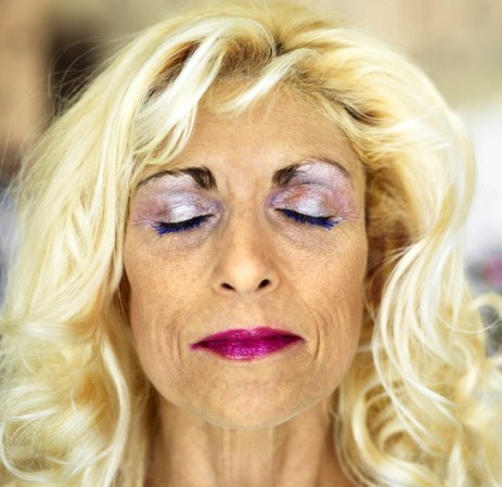 Los expertos en maquillaje recomiendan evitar sombras metálicas o brillantes cuando se pasa de los 40, porque hacen más pronunciadas las arrugas que posiblemente lucirá el rostro.