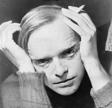 Truman Capote, escritor estadounidense. Murió a la edad de 59 años a consecuencia de un cáncer del hígado.