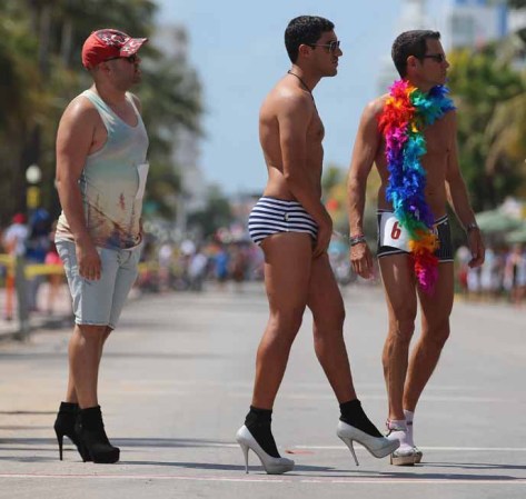 Juan Cuba, Teddy Fournier y Micket Bob de izquierda a derecha se situaban en la linea de salida.
