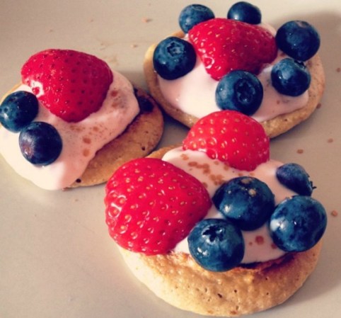 Mini pancakes de avena con yogurt, fruta y canela.