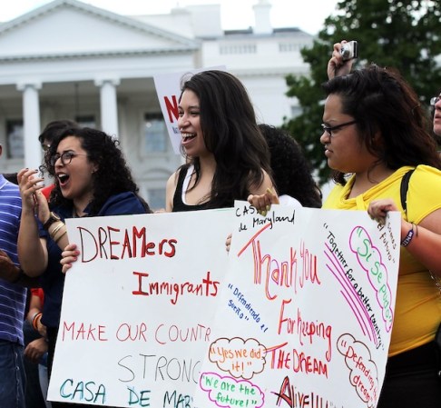 Cientos se reunieron fuera de la Casa Blanca para festejar el que se detengan las deportaciones, medida que el Centro de Estudios Hispanos Pew considera que podría beneficiar a 1.4 millones de personas.
