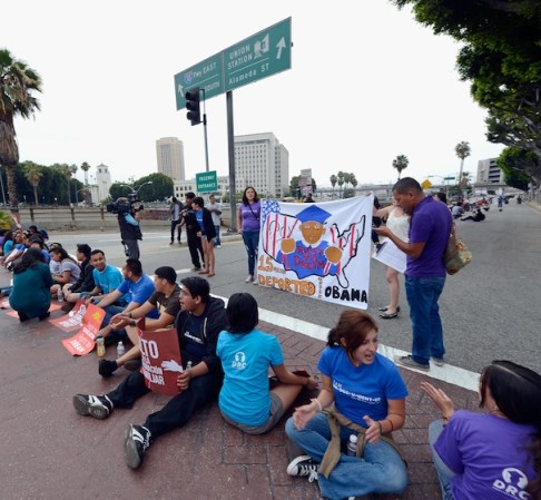 Uno de los requisitos es que el joven tenga menos de 30 años, haya entrado antes de los 16, haya residido ininterrumpidamente en los Estados Unidos durante al menos cinco años antes de la fecha del memorándum y esté presente en el país en la fecha de éste.